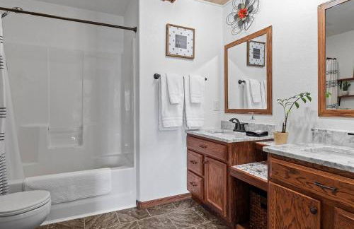 Stylish 5 BR- LG Fenced Backyard and Playground - Foto 22