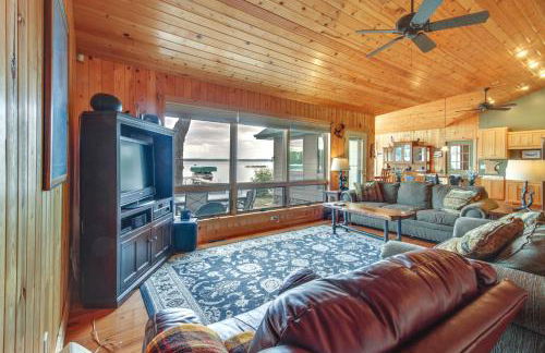 Lakefront Isle Escape with Dock and Fire Pit! - Foto 1