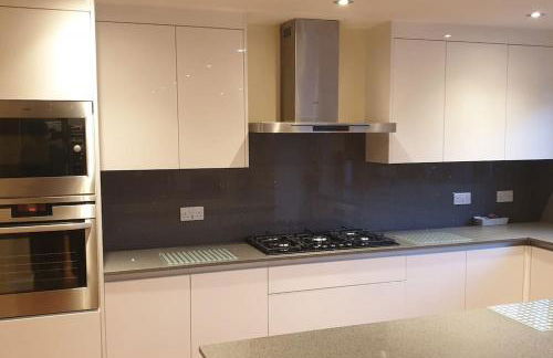 Luxury London House Sleeps x 16, Free Parking, Free Wifi, Garden Patio, Close to tube line easy access to Central London - Foto 15