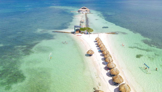 Ombrelloni sulla sabbia bianca di Isla Palma