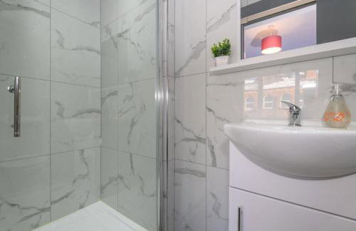 Suite in Leeds Shared Kitchen Parking2 - Pass the Keys - Photo 9