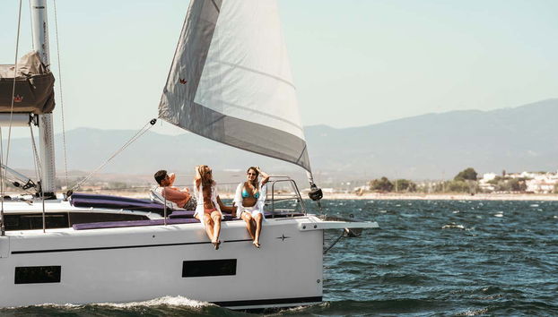 Un yacht de luxe sur la côte de l'Algarve