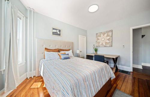 Cozy Up in 5BR Apt Near Charming Oak Square - Foto 14