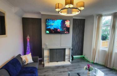 Entire home in Leeds, Free WiFi, 3 Car Parking - Foto 1