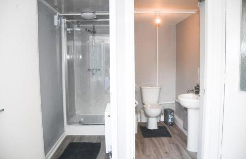 2ndHomeStays- Willenhall-A Serene 3 Bed House with a Garden View-Suitable for Contractors and Families-Sleeps 9 - 7 mins to J10 M6 and 21 mins to Birmingham - Foto 10