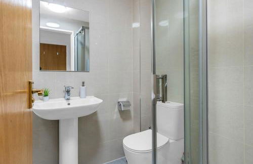 Modern 2 bedroom apartment in City Centre - Photo 38