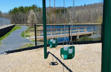 Serenity Falls - Stylish 4Bdr Mountain Retreat, Hot Tub, Pool - Foto 56