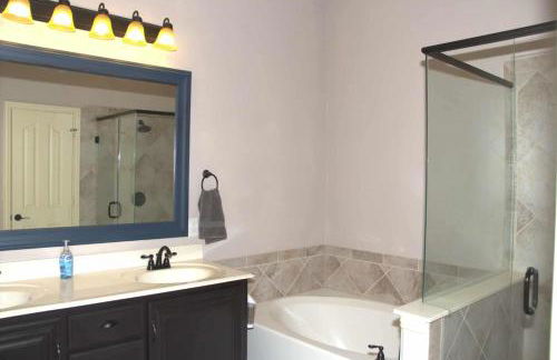 Cozy 4 bedroom home with Greenbelt views in Oak Point - Foto 9