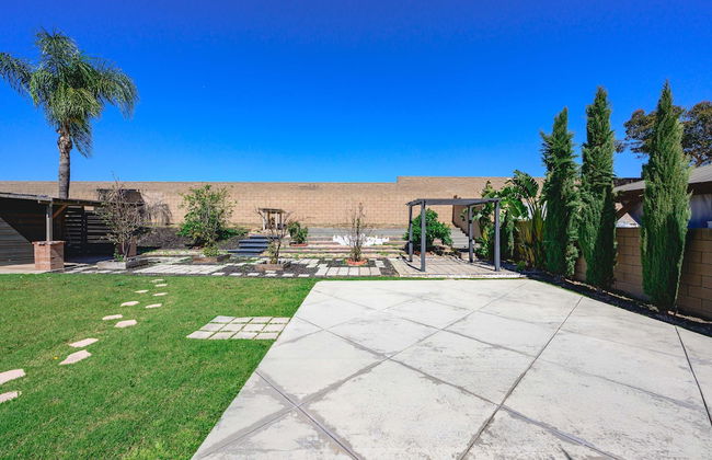 Spacious Family Retreat w Garden Modern Comfort - Photo 14