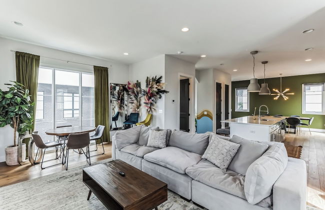 Chic Townhome for 10 W/rooftop - Foto 12