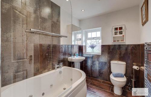 Silver Stag Properties Large 4 bed Property - Photo 9