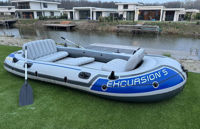 Cozy Villa With Lakeside Views - Photo 26