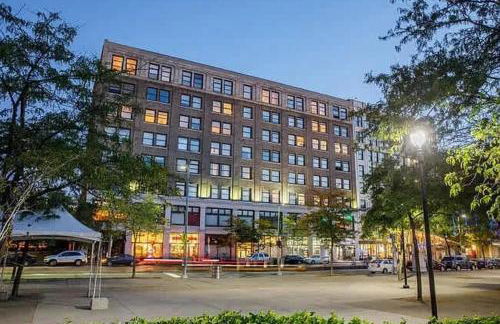 Pink playhouse sq near Progressive field & CSU - Photo 39