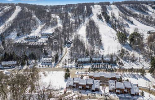 Modern Townhome with Decks Fireplace & Mountain Views - Foto 32