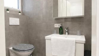 STN Apartment Suite - Ferienwohnung mit 2 Schlafzimmer & Parkplatz, Highspeed WLAN, Fußbodenheizung & Netflix Premium, Zentral zu Audi & Schwarz Gruppe - Foto 5