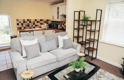 Large Apartments next to East Midlands Airport with Free Gated Parking! - Photo 1