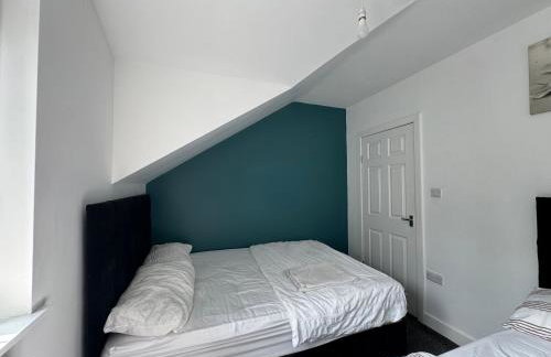 Modern 3- Bed Holiday Home - Private Parking Sleeps 10- 2 Min M62 - Foto 22