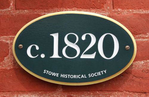 1820 House - VT Charm + Modern Comforts + Hot Tub - Foto 31