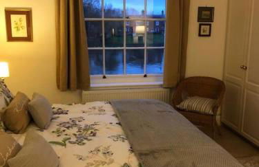 Beautiful riverfront cosy one bedroom apartment - Photo 10