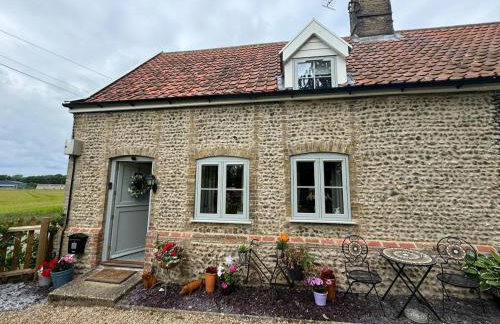 Cosy Flint Cottage - Photo 1