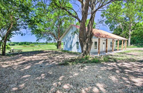 Peekaboo Water Views Lake O the Cherokees Cabin - Foto 1
