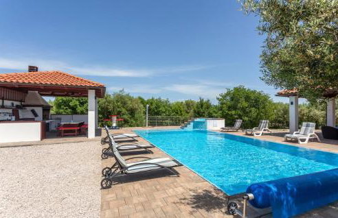 Villa With Pool, Jacuzzi, Sauna, Fitness, Playground & Wine Cellar - Photo 6