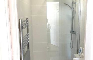 Lovely spacious flat with sea views, sunsets, garden and woodburner - Photo 23