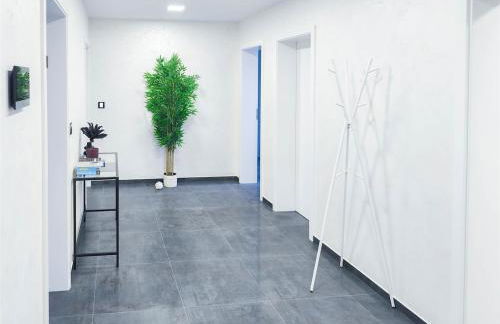 ALFA Stuttgart Doppelzimmer Teeküche Porsche Bosch l Gemeinschaftsbad WIFI SmartTV l Double room with kitchenette and shared bathroom BS21A9 - Foto 7