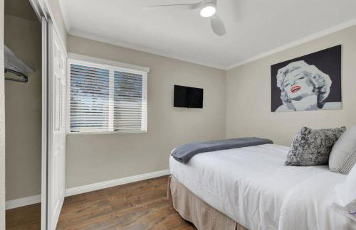 Spacious 4BR plus Den with Pool, Jacuzzi, BBQ, Near Strip - Foto 18