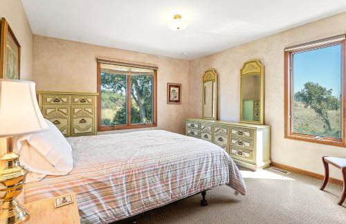 Experience lakeside luxury at Sunset Cove, a spacious 5-bedroom home - Foto 18