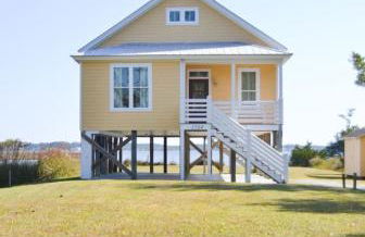 3BR Waterfront Home Fishing Boating Views - Foto 1