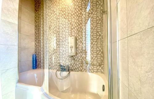 Spacious 3 Bedroom House - 5 Minutes to the nearest Beach! - Great Location - Garden - Parking - Fast WiFi - Smart TV - Newly decorated - sleeps up to 7! Close to Poole & Bournemouth & Sandbanks - Foto 22