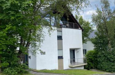 Modernes Ferienhaus mit 2 Balkonen, Terrasse und Garten ! - Foto 2