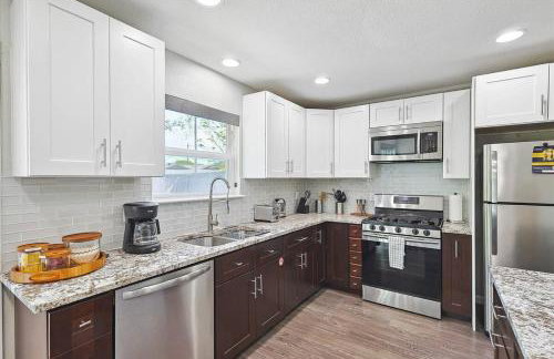 Peaceful and Relaxing Getaway w Beautiful Pool - Photo 13