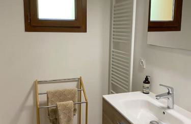 Gorgeous 2 bedroom, 2 full bath, ski in apartment! Winner of 2025 and 2024 Traveller Award! - Photo 14