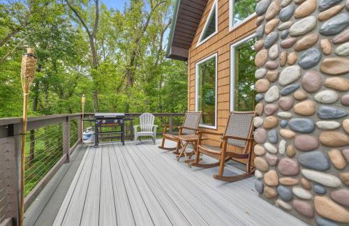 Riverside Oasis with Stunning Views, Cozy Firepit! - Photo 16