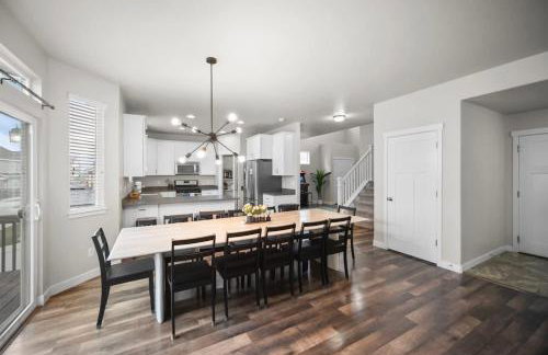 Charming Family Stay w Arcade Theatre Ski Haven Walking trails and river walk in backyard - Foto 14