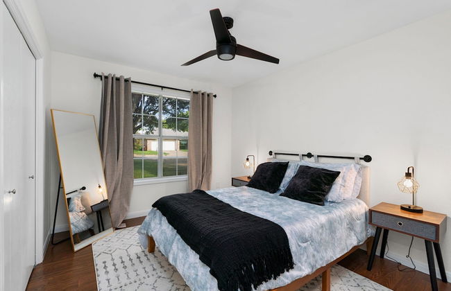 High End Home w Pool Hot Tub Gameroom - Photo 7