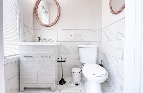 Cheerful & Modern Home w/ a Walkout Deck Area - Foto 15