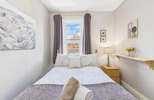 RestfullStays- 3 Bedroom, 4 Bed House FREE PARKING - Foto 17