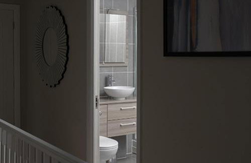 Large 5BR Home - Ideal for Contractors - Parking Available - Photo 31