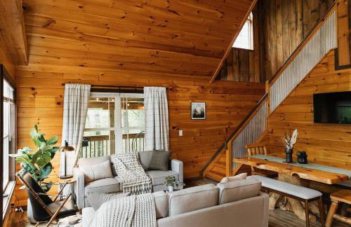 "The Lantern" Woodsy Cabin Experience w/ HotTub - Foto 8