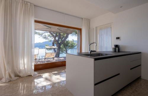 Modern and Elegant apartment with a spacious sea view terrace overlooking Palmaria Island Bright designer interiors Fully equipped Up to 6 guests Private parking Aircon All the comforts for a perfect stay - Foto 6