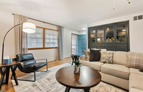 3 Bed 2 Bath Home w 2 Car Garage & Fitness Room - Foto 3