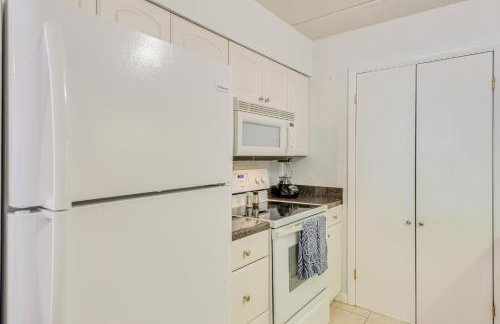 Waterfront Community w/ Perks: Mary Esther Condo - Foto 7