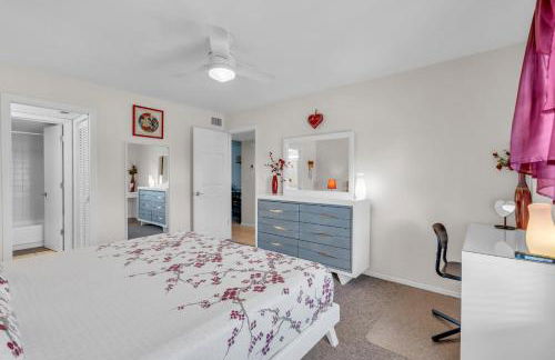 Second Floor With Lake and Fountain View - Photo 21