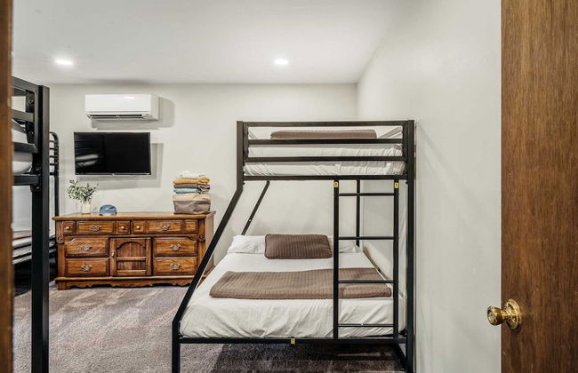 Sky View Chalet by Avantstay Stunning Interior, Spacious Deck, Hot Tub, & View - Photo 27