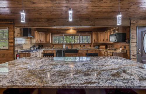 Mountain retreat w 2 fireplaces & lake - Foto 19