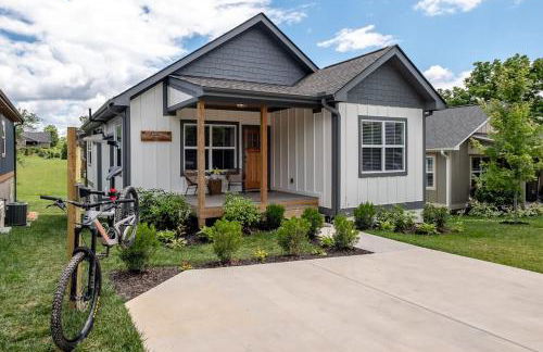 Walkable Downtown 5BR - Hot Tub and Resort Access - Foto 1