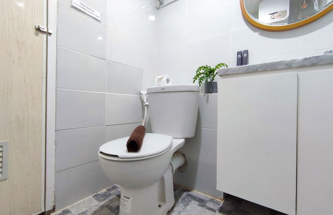 Fancy And Nice 1Br With Extra Room At Amartha View Apartment - Photo 14